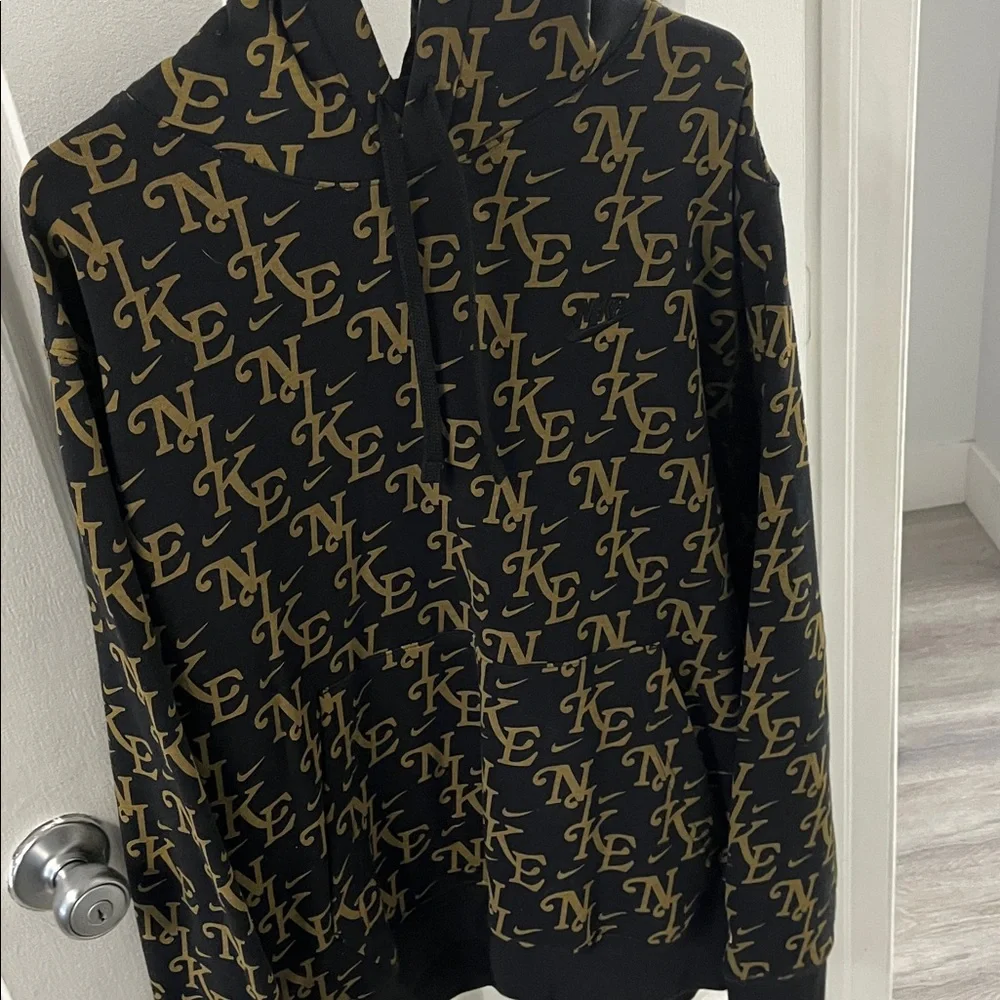 Black&Gold Nike hoodie🧥 - Picture 3 of 3